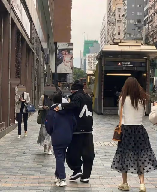 女友被執行188萬成翻版馬蓉?王寶強回鄉唱戲心情佳,直言很幸福