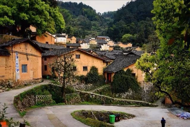 2000年,主持人吳小莉和親哥浙江相認,對方一貧如洗她幫沒幫親哥