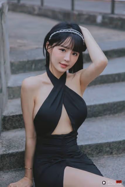 元元化身暗黑公主！禮服「2塊布遮胸」犯規尺度網看傻眼：太致命了