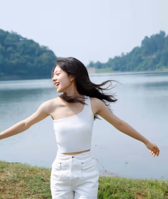 趙今麥妹妹真的「長大」了！穿著白色露肩裝，看著活潑還挺成熟的