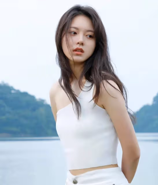 趙今麥妹妹真的「長大」了！穿著白色露肩裝，看著活潑還挺成熟的