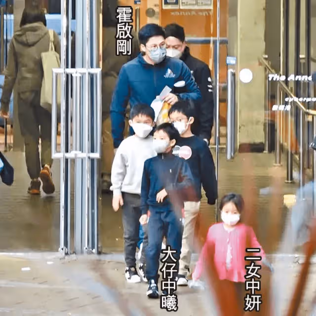 霍啟剛一家爬長城坐索道，郭晶晶牽長女霍中妍，4歲幼女軟萌可愛