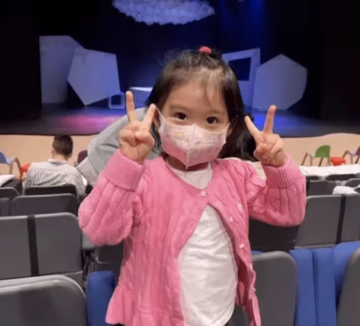 霍啟剛一家爬長城坐索道，郭晶晶牽長女霍中妍，4歲幼女軟萌可愛