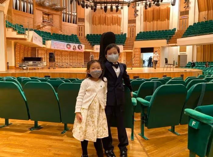 霍啟剛一家爬長城坐索道，郭晶晶牽長女霍中妍，4歲幼女軟萌可愛