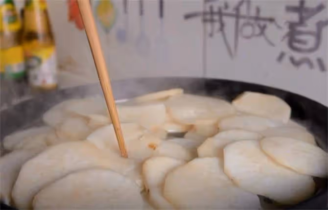 吃地瓜的季節到了，教你做成夾心餡餅，香軟不發硬，方法超簡單