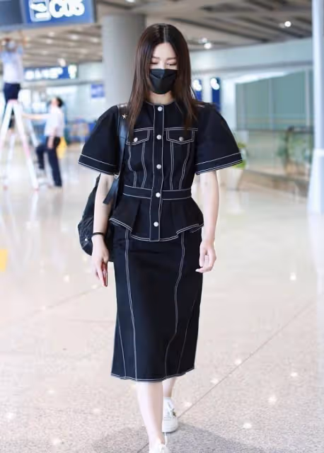 文詠珊穿牛仔的眼光都和一般人不同，寬肩套裝挺霸氣，但比例不錯