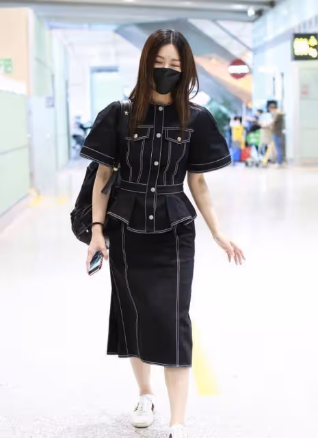 文詠珊穿牛仔的眼光都和一般人不同，寬肩套裝挺霸氣，但比例不錯