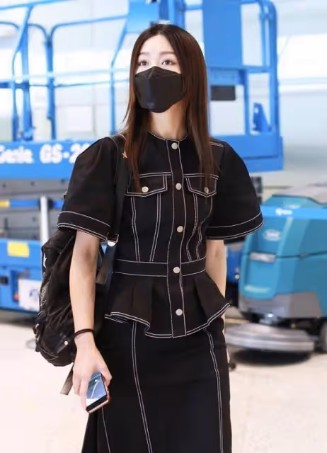 文詠珊穿牛仔的眼光都和一般人不同，寬肩套裝挺霸氣，但比例不錯
