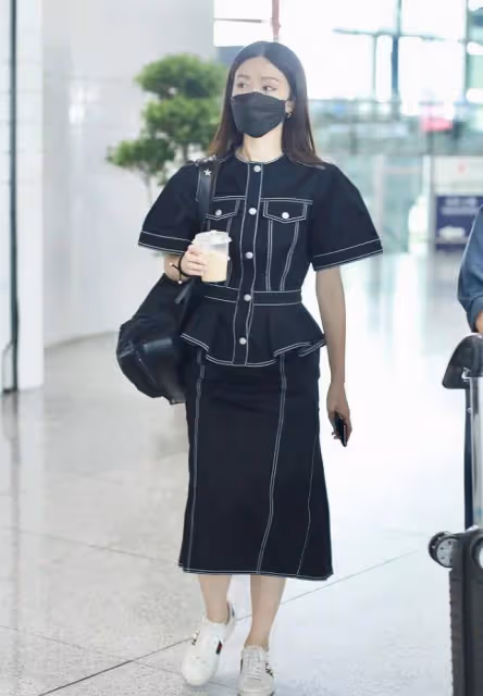 文詠珊穿牛仔的眼光都和一般人不同，寬肩套裝挺霸氣，但比例不錯