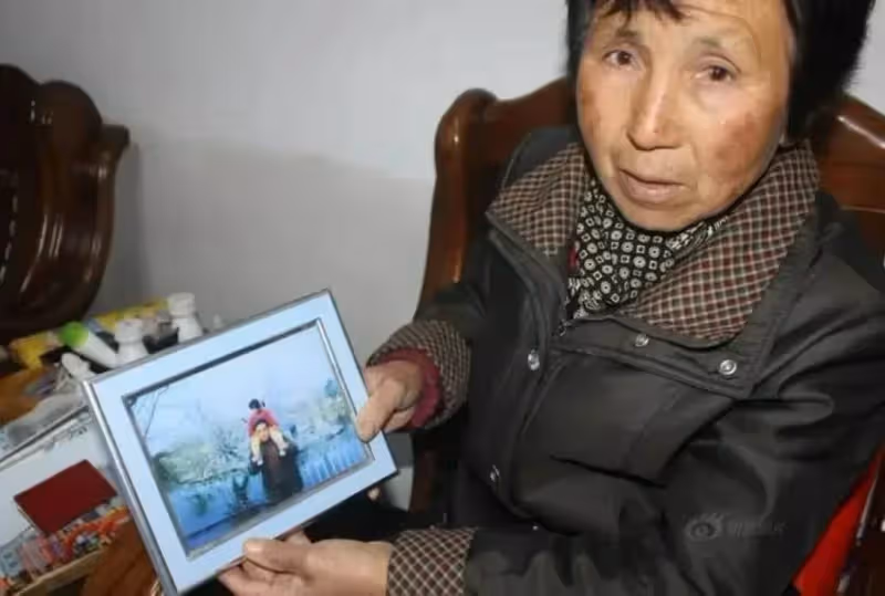 貧困夫婦收養女嬰,養父「扛煤氣罐」18年,供她讀博士,親生父母找上門,她堅定回應:我只有一個爸媽