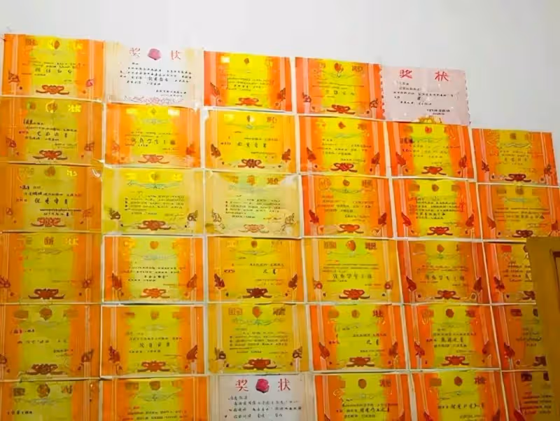 貧困夫婦收養女嬰,養父「扛煤氣罐」18年,供她讀博士,親生父母找上門,她堅定回應:我只有一個爸媽