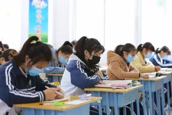貧困夫婦收養女嬰,養父「扛煤氣罐」18年,供她讀博士,親生父母找上門,她堅定回應:我只有一個爸媽