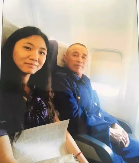 貧困夫婦收養女嬰,養父「扛煤氣罐」18年,供她讀博士,親生父母找上門,她堅定回應:我只有一個爸媽