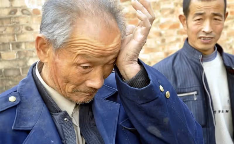 兒子婚宴上父親打包剩飯被親家一家嘲笑鄉下人,結賬時老闆一番話,嚇壞了親家母:給您道歉!