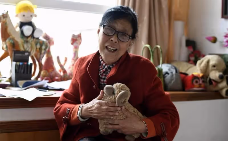 兒子婚宴上父親打包剩飯被親家一家嘲笑鄉下人,結賬時老闆一番話,嚇壞了親家母:給您道歉!