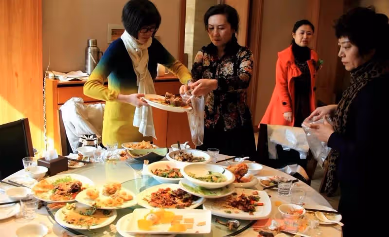 兒子婚宴上父親打包剩飯被親家一家嘲笑鄉下人,結賬時老闆一番話,嚇壞了親家母:給您道歉!