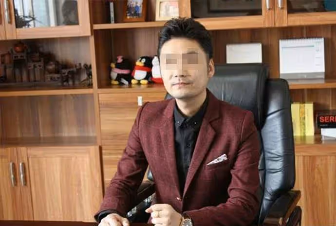 兒子婚宴上父親打包剩飯被親家一家嘲笑鄉下人,結賬時老闆一番話,嚇壞了親家母:給您道歉!
