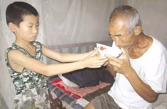 女兒一到半夜就往爺爺房裡跑,媽媽偷偷跟蹤,眼前的場景讓她淚崩