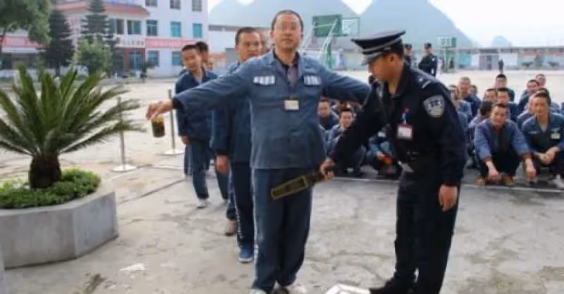 老婆車禍去世，老公打殘肇事司機，5年後出獄回家後，他傻住