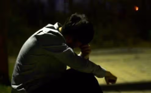 老婆車禍去世,老公打殘肇事司機,5年後出獄回家後,他傻住