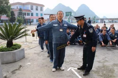 老婆車禍去世,老公打殘肇事司機,5年後出獄回家後,他傻住