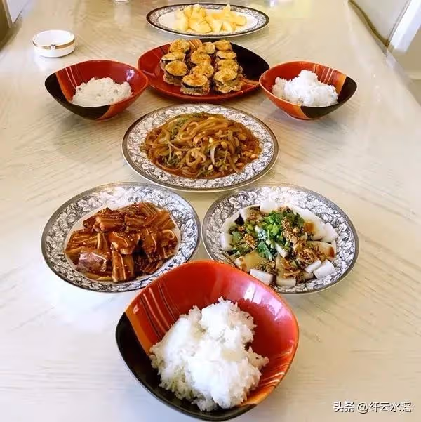 閨蜜離婚後,經常到我家蹭飯,我很不高興,但她卻樂在其中