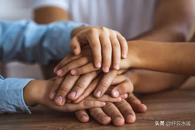 月薪1.8萬的爺爺最疼我,癱瘓在床後我盼他去世,被二姑痛斥不孝