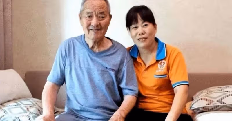 百萬家產送保姆，兒子大哭：你老糊塗，大爺怒斥：誰伺候我錢給誰