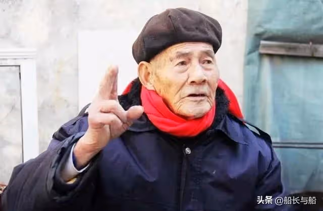 百萬家產送保姆,兒子大哭:你老糊塗,大爺怒斥:誰伺候我錢給誰