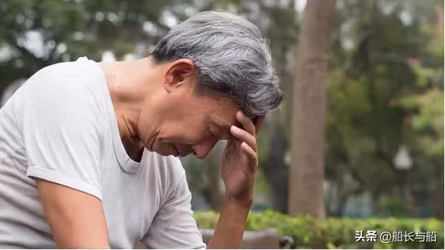 百萬家產送保姆,兒子大哭:你老糊塗,大爺怒斥:誰伺候我錢給誰