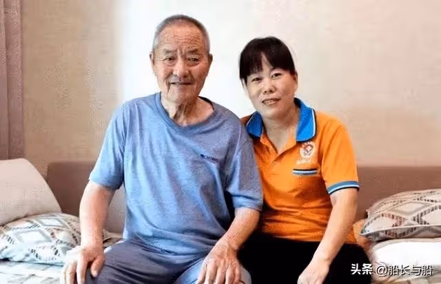 百萬家產送保姆,兒子大哭:你老糊塗,大爺怒斥:誰伺候我錢給誰