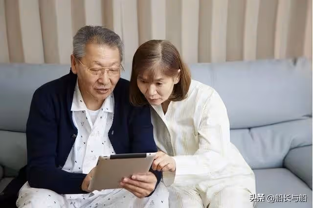 百萬家產送保姆,兒子大哭:你老糊塗,大爺怒斥:誰伺候我錢給誰
