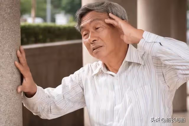 百萬家產送保姆,兒子大哭:你老糊塗,大爺怒斥:誰伺候我錢給誰