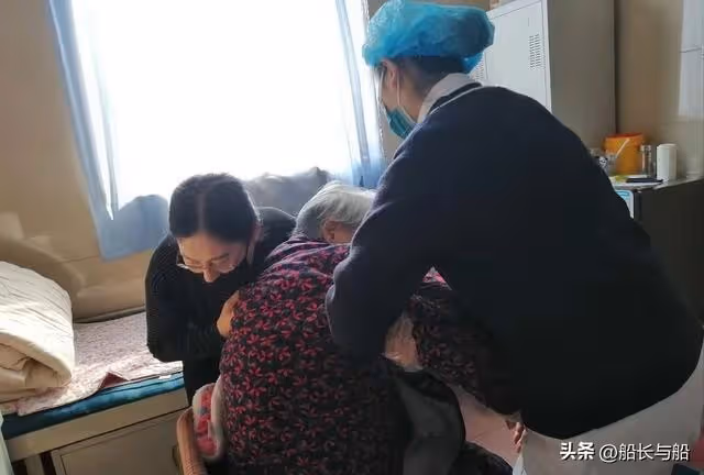 百萬家產送保姆,兒子大哭:你老糊塗,大爺怒斥:誰伺候我錢給誰