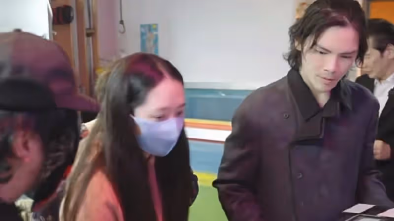郭碧婷和向佐看畫展，互相依偎恩愛如初，郭碧婷生二胎後氣質大不如前