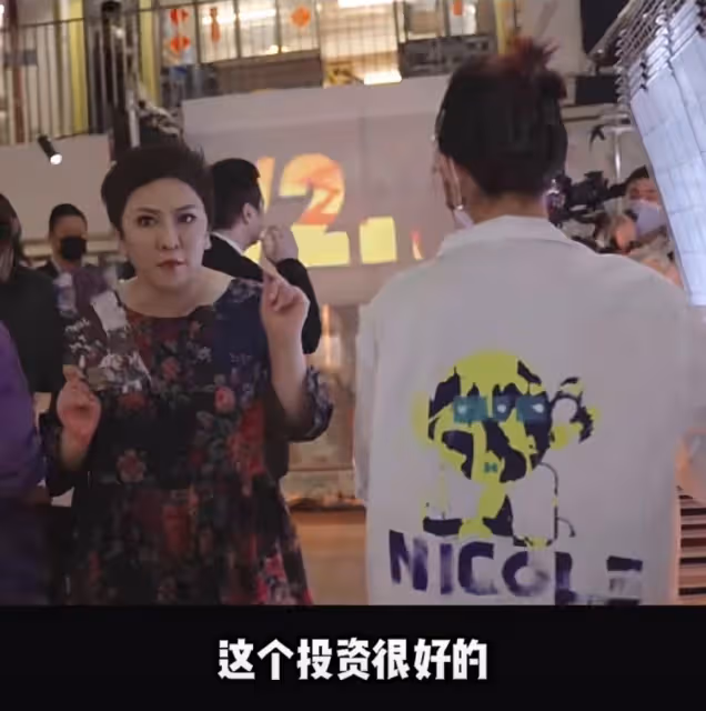 郭碧婷和向佐看畫展,互相依偎恩愛如初,郭碧婷生二胎後氣質大不如前