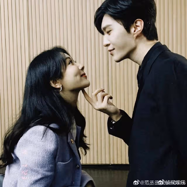 《要久久愛》殺青合照,范丞丞楊紫上演鎖喉比心,孫燕姿穩居C位