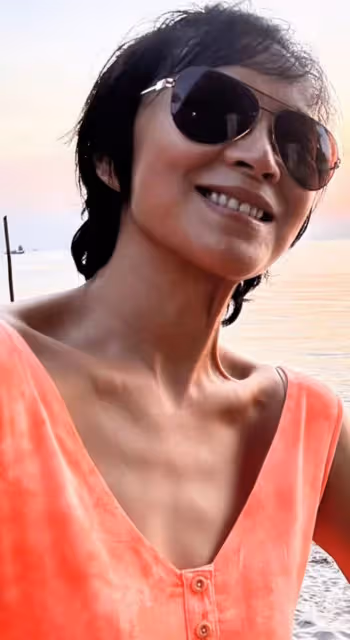 羅嘉良老婆攜女兒泰國度假!穿幾十元衣露排骨胸,皮膚黝黑顯健壯