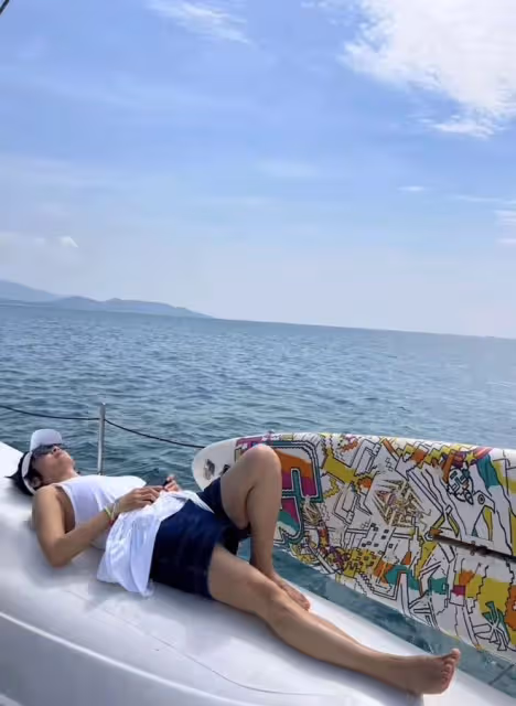 羅嘉良老婆攜女兒泰國度假!穿幾十元衣露排骨胸,皮膚黝黑顯健壯