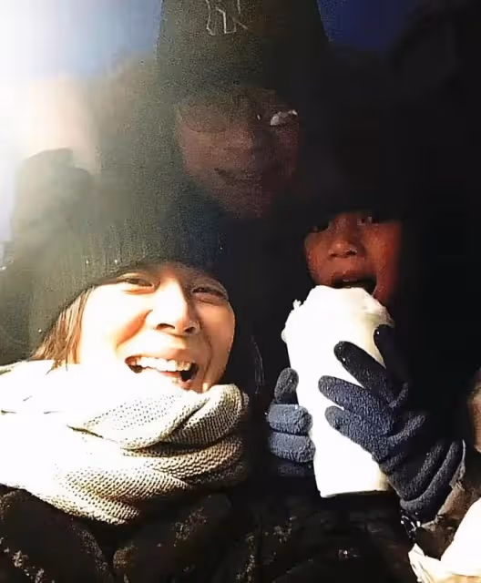 羅嘉良老婆攜女兒泰國度假!穿幾十元衣露排骨胸,皮膚黝黑顯健壯