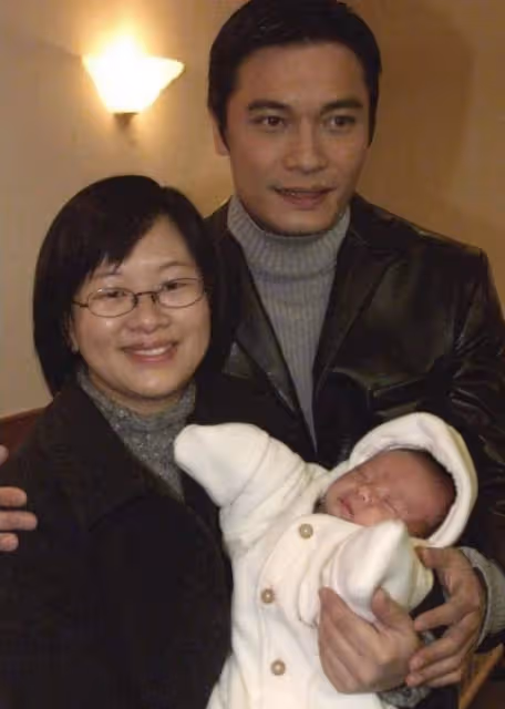 羅嘉良老婆攜女兒泰國度假!穿幾十元衣露排骨胸,皮膚黝黑顯健壯