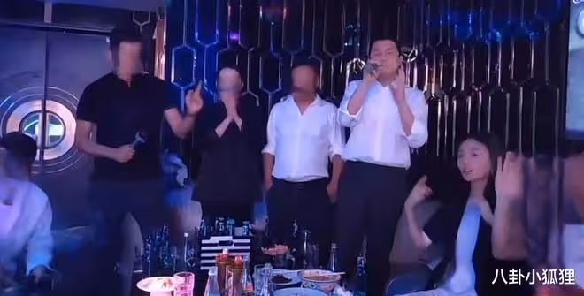 李亞鵬夫婦與好友K歌,海哈金喜與神秘男坐一旁牽手熱聊引熱議