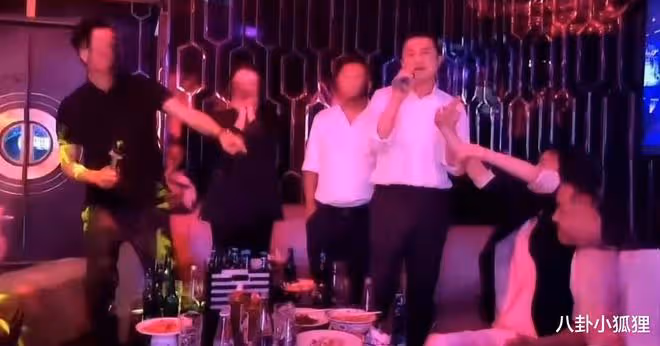 李亞鵬夫婦與好友K歌,海哈金喜與神秘男坐一旁牽手熱聊引熱議
