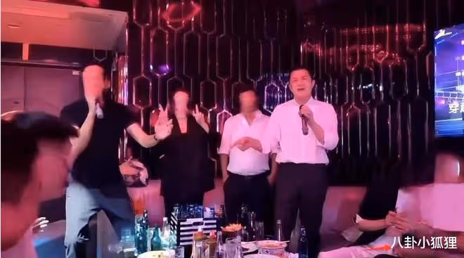 李亞鵬夫婦與好友K歌,海哈金喜與神秘男坐一旁牽手熱聊引熱議