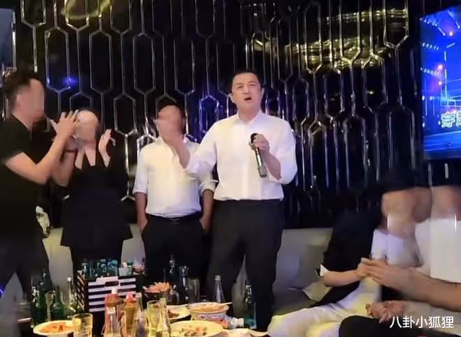 李亞鵬夫婦與好友K歌,海哈金喜與神秘男坐一旁牽手熱聊引熱議