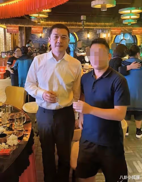 李亞鵬夫婦與好友K歌,海哈金喜與神秘男坐一旁牽手熱聊引熱議