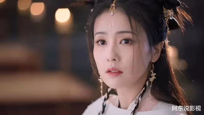 長月燼明:頂著苦瓜臉卻要演「天下第一美女」,誰審美出了問題?