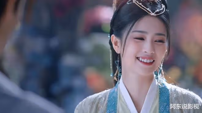 長月燼明:頂著苦瓜臉卻要演「天下第一美女」,誰審美出了問題?