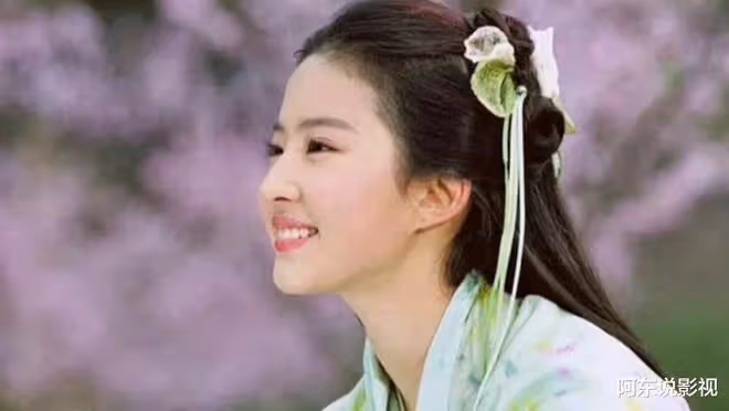長月燼明:頂著苦瓜臉卻要演「天下第一美女」,誰審美出了問題?