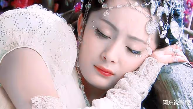 長月燼明:頂著苦瓜臉卻要演「天下第一美女」,誰審美出了問題?